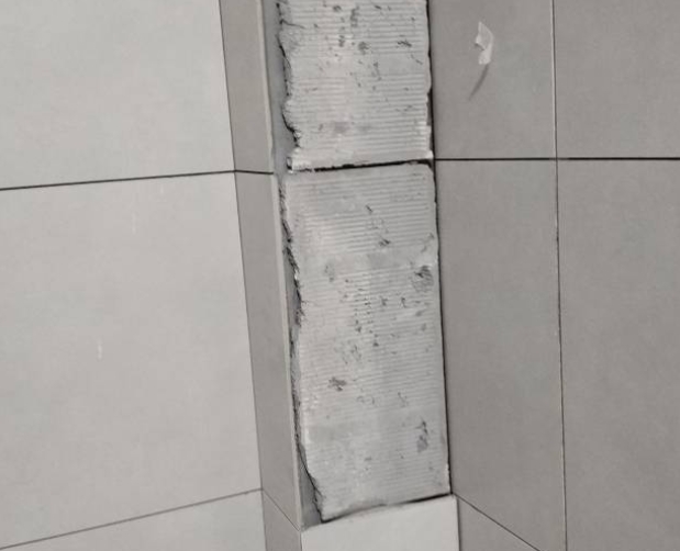 白河瓷砖空鼓维修公司分享下瓷砖施工前基层浇水润湿程度不足，可能导致以下问题