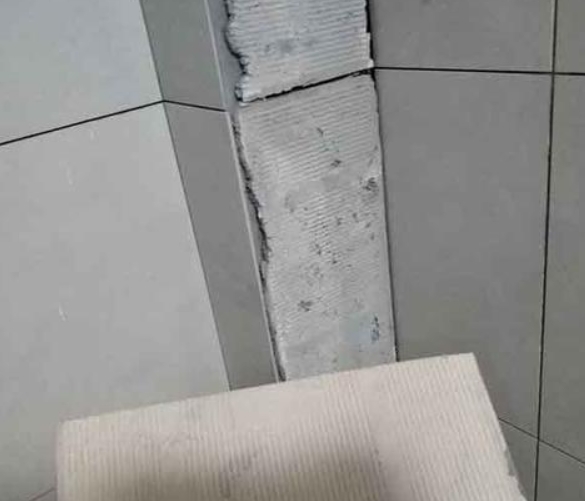 白河瓷砖空鼓维修公司分享下厨房瓷砖脱落的补救措施。